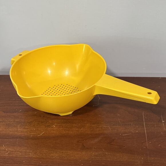 Vintage Tupperware 2Qt Strainer Colander 2 Pour Spouts Handle #1523 Yellow - Picture 2 of 6